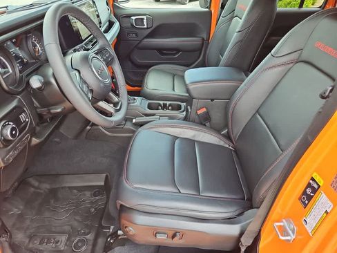 Used 2025 Jeep Wrangler Unlimited Rubicon w/ Convenience Group image 17