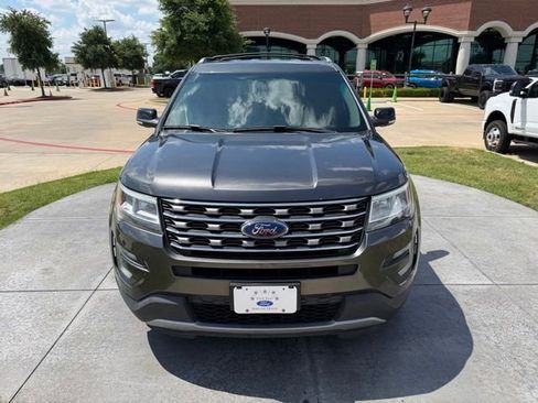 Used 2017 Ford Explorer XLT FWD image 2