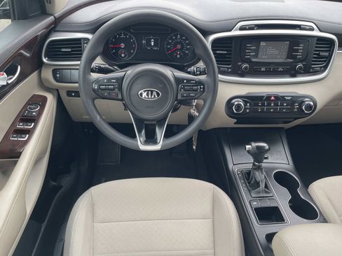 Used 2017 Kia Sorento FWD image 13
