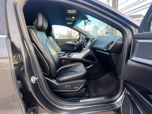 Used 2019 Lincoln Nautilus Premier image 32