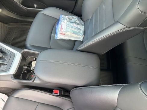 Used 2022 Toyota RAV4 XLE Premium AWD/4WD image 32
