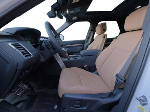 Used 2025 Land Rover Discovery Dynamic SE AWD/4WD image 12