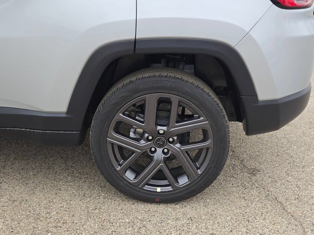New 2026 Jeep Compass Latitude AWD/4WD image 18