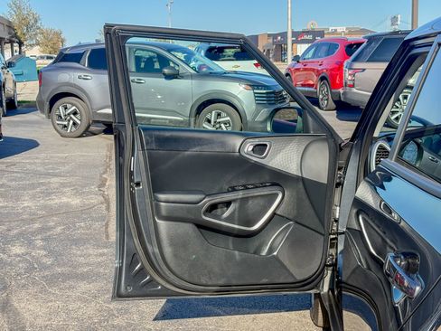 Used 2025 Kia Soul LX FWD image 15