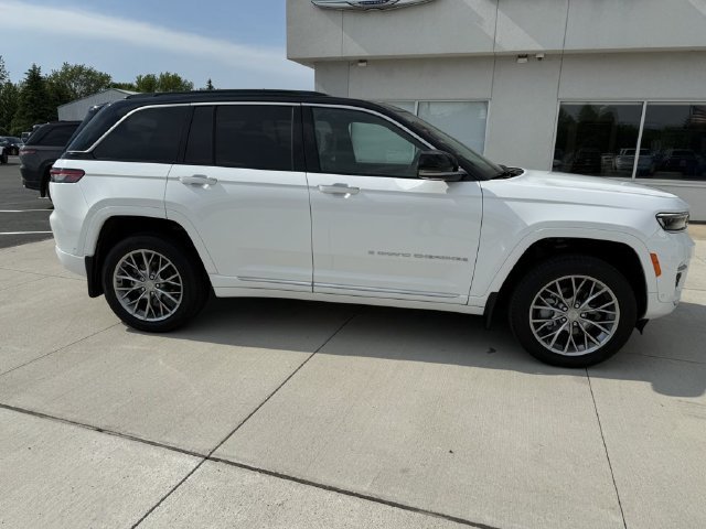 Used 2024 Jeep Grand Cherokee Summit w/ Luxury Tech Group V AWD/4WD image 9
