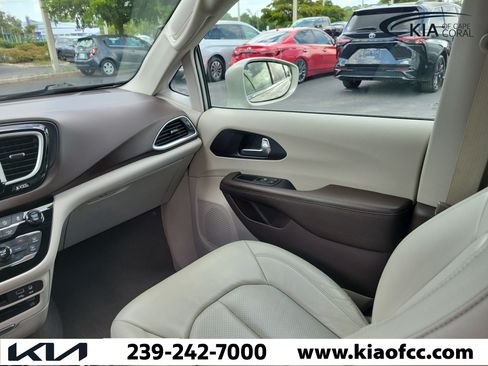 Used 2020 Chrysler Pacifica Touring-L Plus FWD image 19