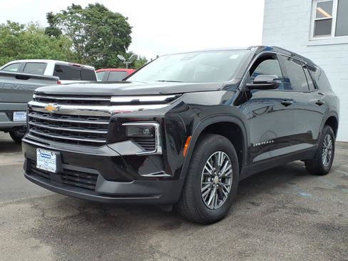 Used 2024 Chevrolet Traverse LT AWD/4WD image 3