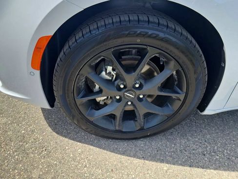 Used 2024 Chrysler Pacifica Limited w/ Uconnect Theater Family Group FWD image 11