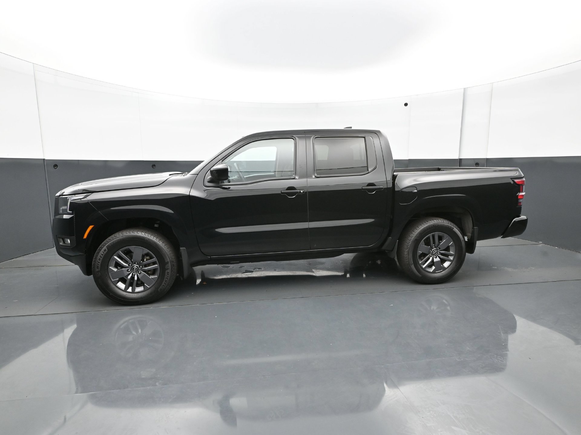 Used 2025 Nissan Frontier SV w/ SV Convenience Package AWD/4WD image 3