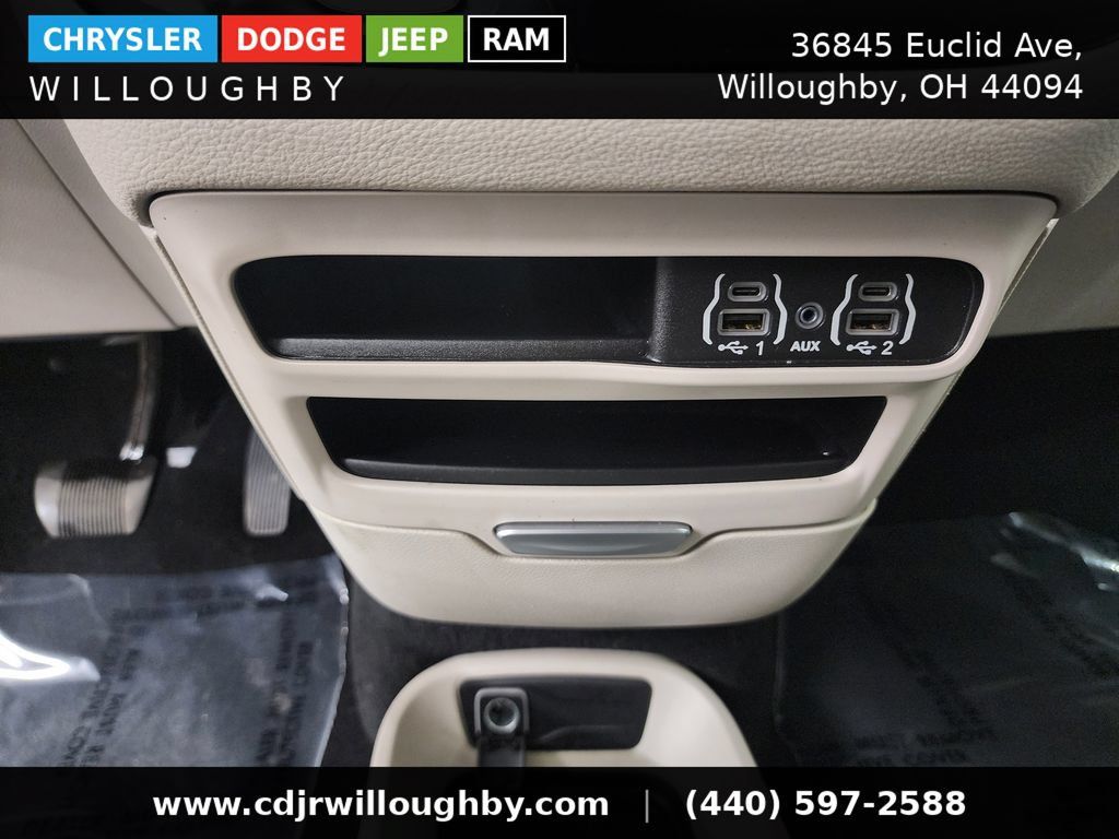 Used 2024 Chrysler Pacifica Limited FWD image 24