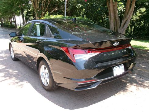 Used 2023 Hyundai Elantra SE FWD image 5