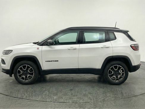 Used 2025 Jeep Compass Trailhawk image 5