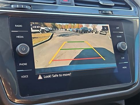 Used 2022 Volkswagen Tiguan SE w/ Panoramic Sunroof Package image 15