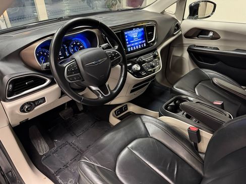 Used 2017 Chrysler Pacifica Touring-L w/ Tire & Wheel Group image 12