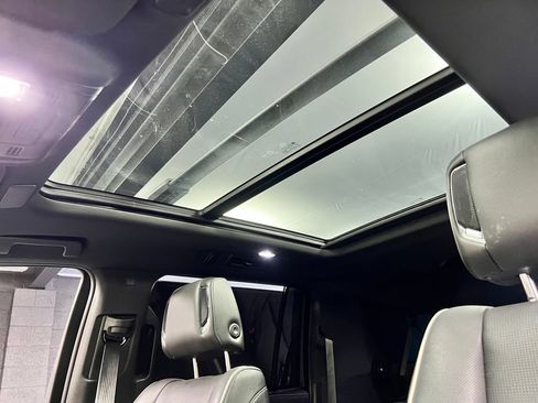 Used 2022 Cadillac Escalade ESV Premium Luxury AWD/4WD image 4