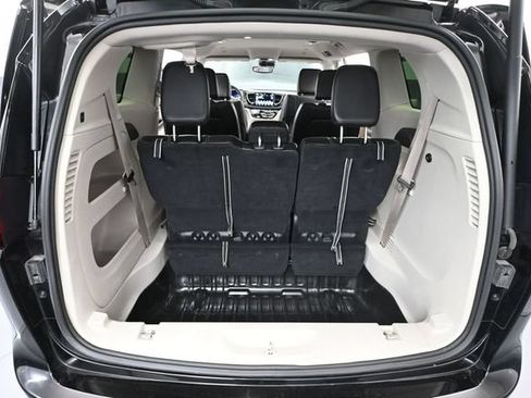 Used 2024 Chrysler Pacifica Touring-L FWD image 39