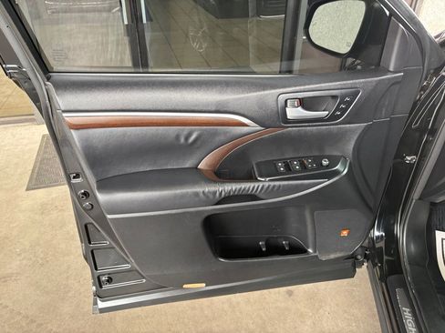 Used 2014 Toyota Highlander Limited image 16