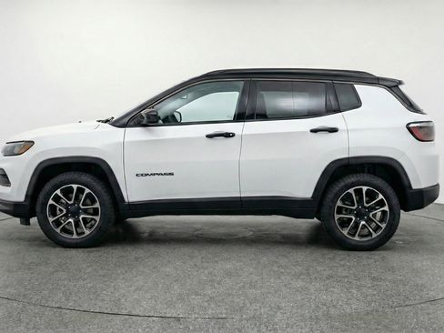 Used 2025 Jeep Compass Trailhawk image 5