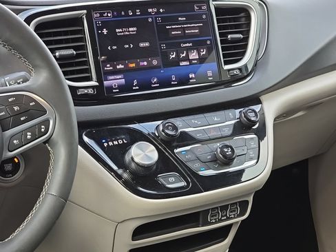Used 2024 Chrysler Pacifica Touring-L FWD image 13