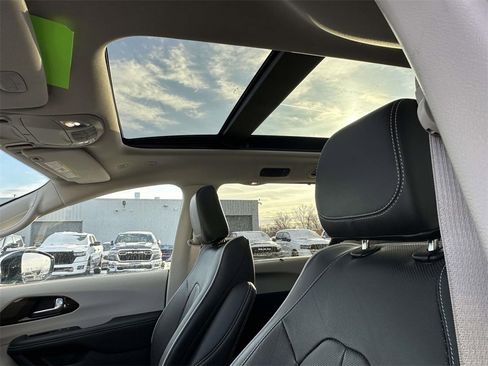 Used 2022 Chrysler Pacifica Limited image 21