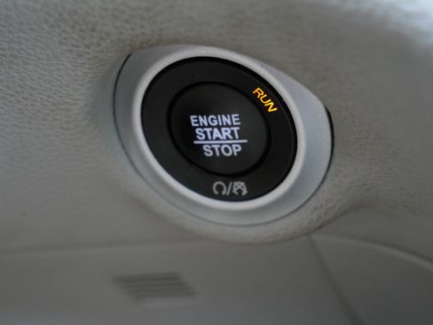 Used 2021 Chrysler Pacifica Limited w/ Uconnect Theater Family Group FWD image 30