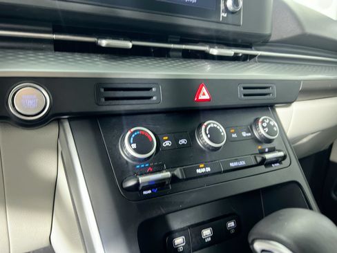 Used 2024 Kia Carnival LX FWD image 23