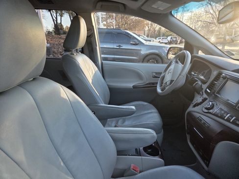 Used 2012 Toyota Sienna XLE image 16