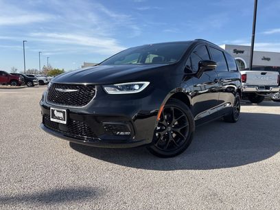 New 2026 Chrysler Pacifica Select w/ S Appearance Package