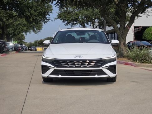 Certified 2025 Hyundai Elantra SEL FWD image 2