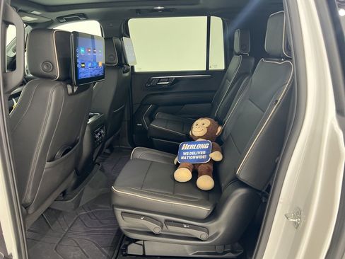 New 2025 Chevrolet Suburban Premier image 23