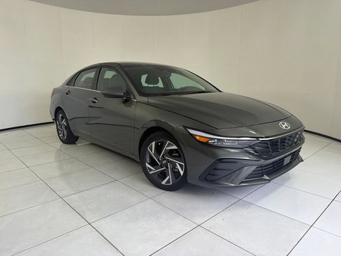 Certified 2025 Hyundai Elantra SEL FWD image 3