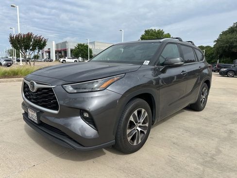 Used 2024 Toyota Highlander XLE FWD image 1