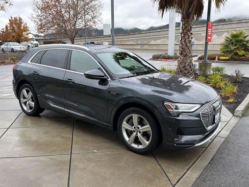 Used 2019 Audi e-tron Prestige w/ Prestige Package image 5