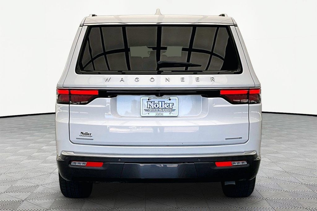 Used 2022 Jeep Wagoneer Series II AWD/4WD image 4