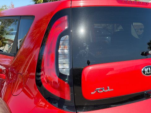 Used 2016 Kia Soul + image 10