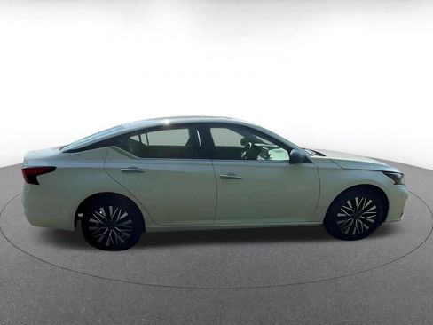 Used 2025 Nissan Altima 2.5 SV FWD image 15