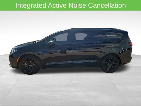 Used 2023 Chrysler Pacifica Limited w/ S Appearance Package AWD/4WD image 7