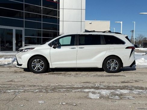 Used 2023 Toyota Sienna XSE image 6