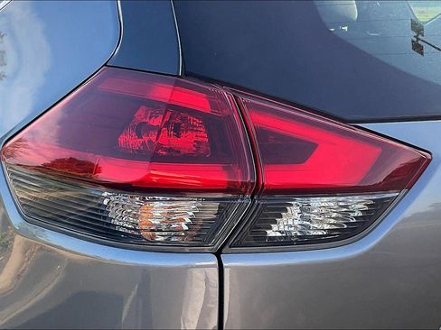 Used 2018 Nissan Rogue S image 26