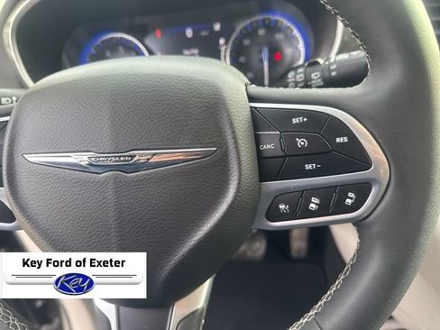 Used 2023 Chrysler Pacifica Touring-L FWD image 16