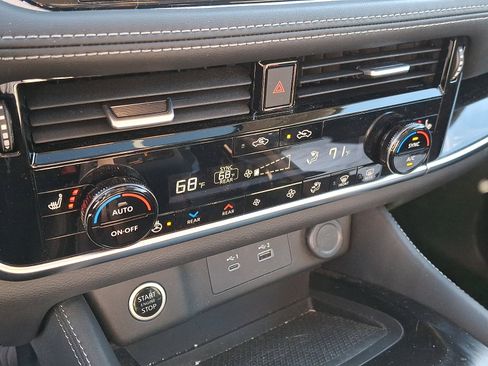 Used 2023 Nissan Rogue SL w/ SL Premium Package image 16