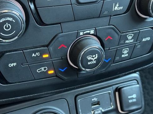 Used 2023 Jeep Renegade Latitude AWD/4WD image 28