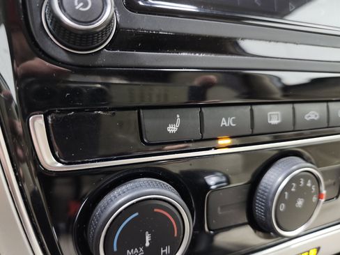 Used 2019 Volkswagen Passat 2.0T Wolfsburg w/ Wheels & Sunroof Package image 8