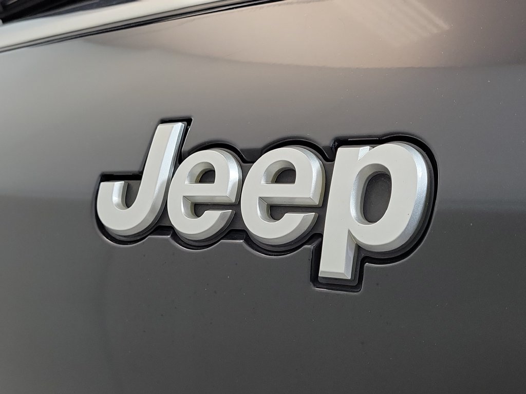Used 2024 Jeep Grand Cherokee L Laredo RWD image 8