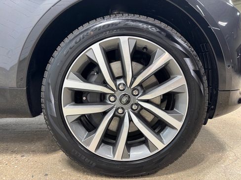 New 2025 Land Rover Discovery Dynamic SE image 11