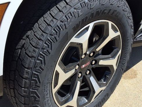 New 2026 GMC Yukon AT4 AWD/4WD image 21