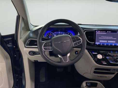 Used 2023 Chrysler Pacifica Touring-L FWD image 20