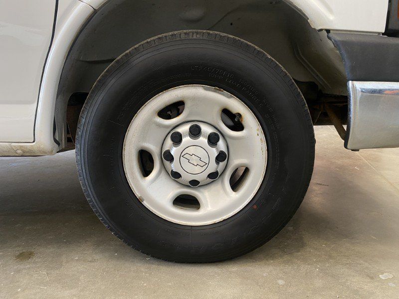 Used 2017 Chevrolet Express 2500 Extended RWD image 15