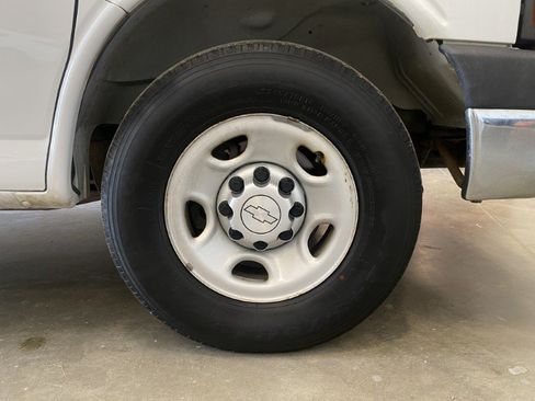 Used 2017 Chevrolet Express 2500 Extended RWD image 15