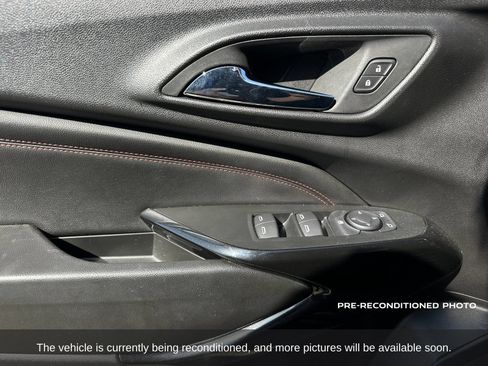 Used 2025 Chevrolet Trax RS w/ Sunroof Package FWD image 11